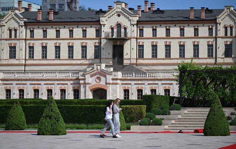 REPORTAJ LA CASTELUL MIMI. Liderii Uniunii Europene au ajuns în Republica Moldova și vor vedea locul de unde le vin oamenii care le muncesc  pe câmpuri, pe șantiere și în locuințe