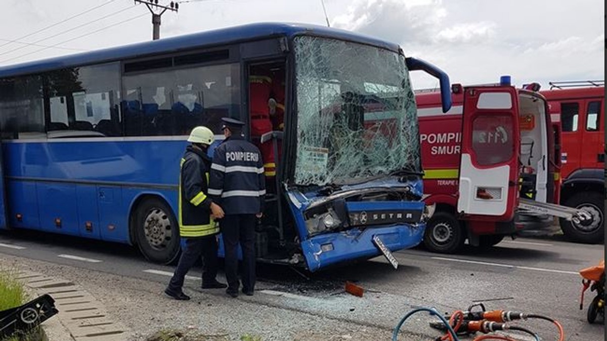 Accident între un camion și un autobuz în Baia Mare