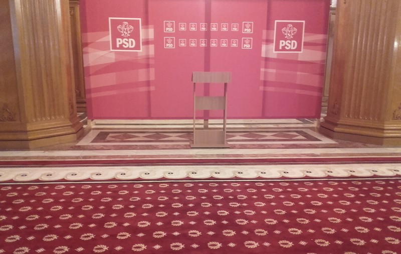 REPORTAJ VIDEO / Cine împarte, parte își face: Deputații PSD au covor nou, roșu. E uriaș și costă peste 65.000 de lei