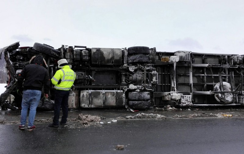 UPDATE: Macaraua care trebuia să ridice TIR-ul răsturnat pe DN1, la Perșani, a sosit după zece ore. Traficul a fost reluat/GALERIE FOTO