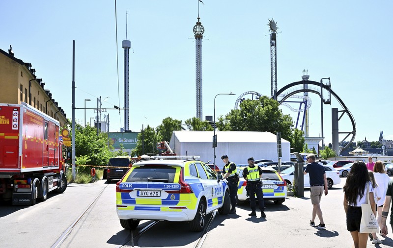 Un mort și mai mulți răniți, după ce un roller-coaster a sărit de pe șine, într-un parc de distracții din Suedia