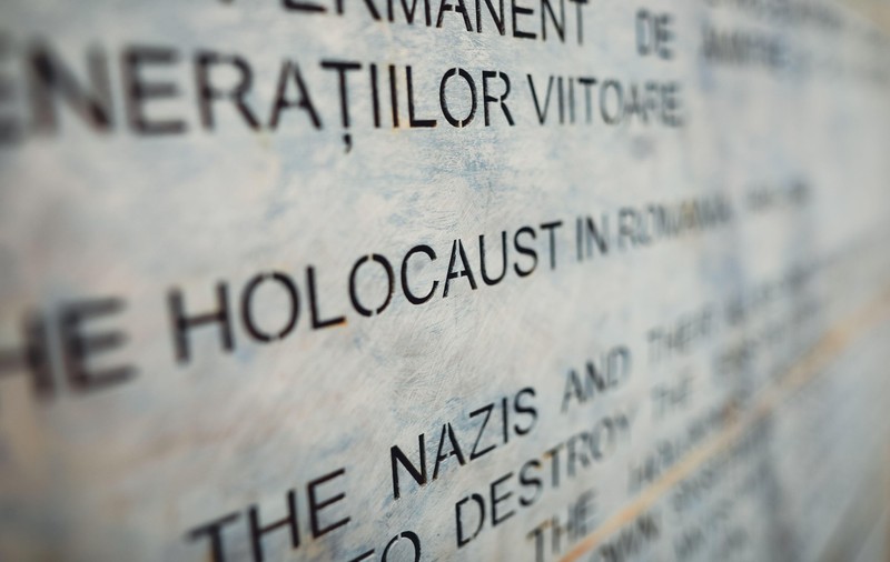 Regizorul român care pune în scenă prima operă despre Holocaust, pe muzică: „Dacă îngropăm acești oameni, uităm cine i-a ucis”