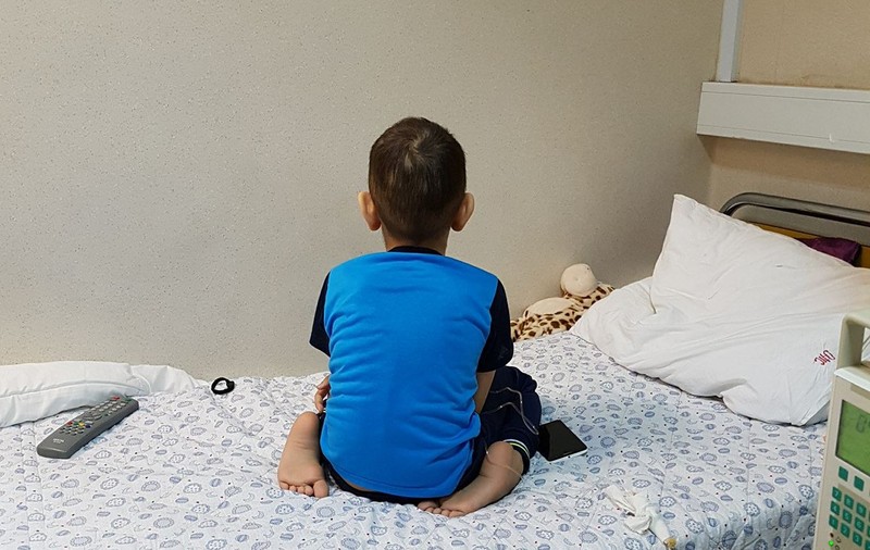 Țintuiți în spital și de Sărbători. 15 copii și-au petrecut Crăciunul și Revelionul luptând cu cancerul