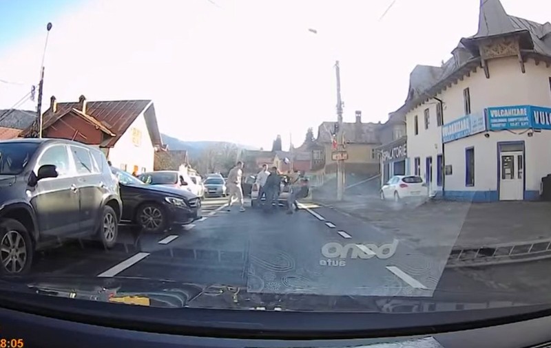 Bătaie în trafic pe DN1, în staţiunea Buşteni. Poliţia face verificări