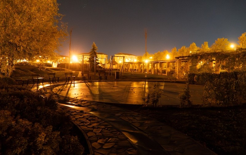 Parcul Salca din Oradea este pe jumătate în întuneric noaptea. Corpurile de iluminat s-au stricat