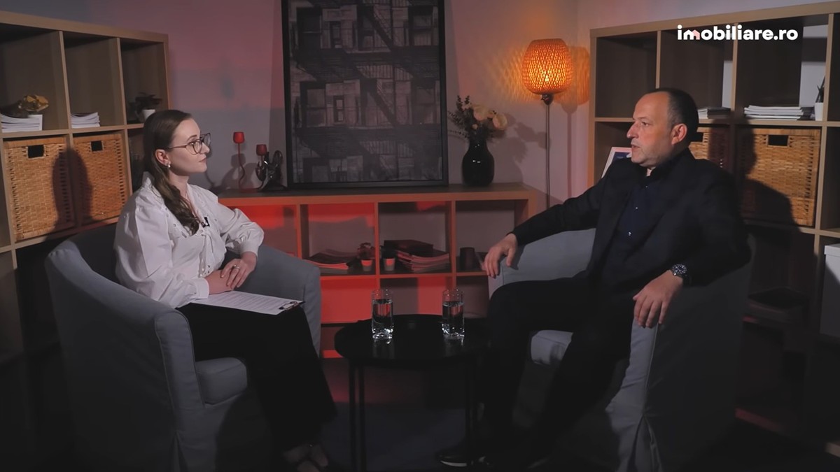 Interviu la Imobiliare.ro cu Tudor Stamatescu, care stă pe un scaun, în dreapta, și Corina Vîrlan, pe un alt scaun, în stânga imaginii