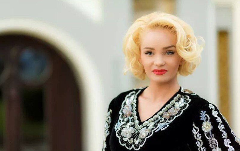 Maria Constantin, fără sutien și cu un look total schimbat. Niciodată nu a fost mai îndrăzneață