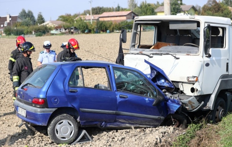 Tragedie pe o șosea din Italia. O româncă a murit într-un accident de mașină, sub ochii iubitului ei