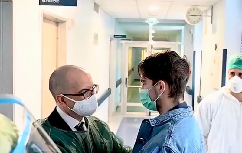 Un adolescent a învins COVID-19 din dragoste pentru mama lui, căreia i-a promis că nu o lasă singură. Medicii: ”Ne-a dat putere”