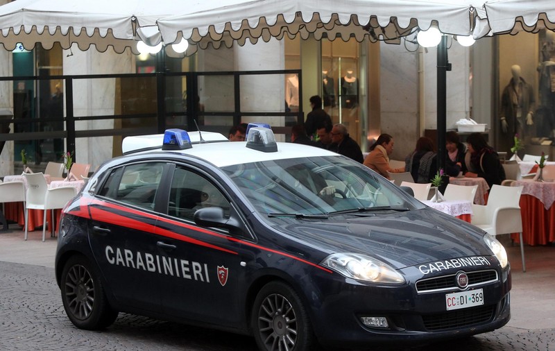 Un român și-a atacat soția și cumnata cu acid în Italia