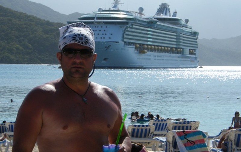 Tavi Colen a făcut plajă încălţat şi cu fesul pe cap