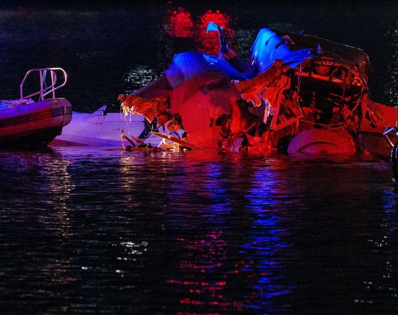 Un avion cu 60 de pasageri și un elicopter al armatei americane s-au ciocnit deasupra Washingtonului. Peste 30 de cadavre au fost scoase din râul Potomac | VIDEO