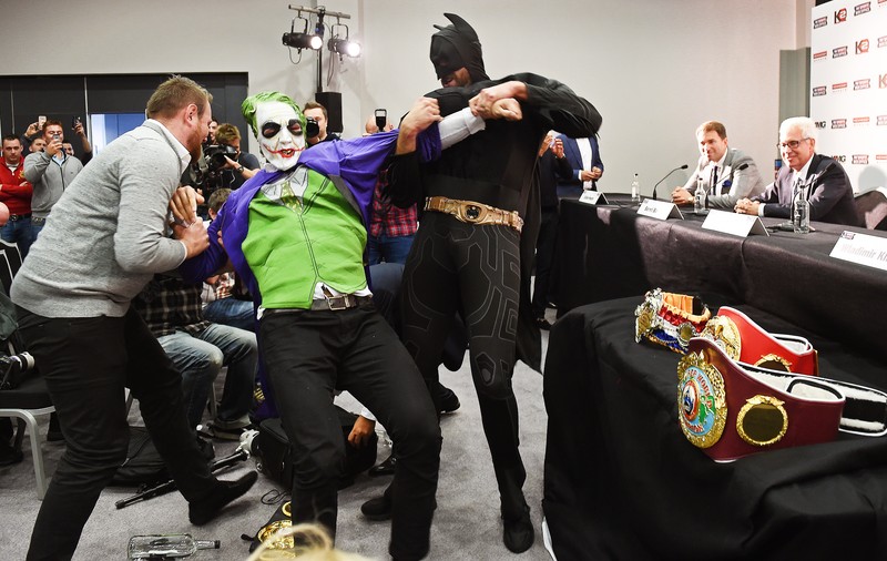 Batman s-a bătut cu Joker la cea mai stranie conferință de presă din box