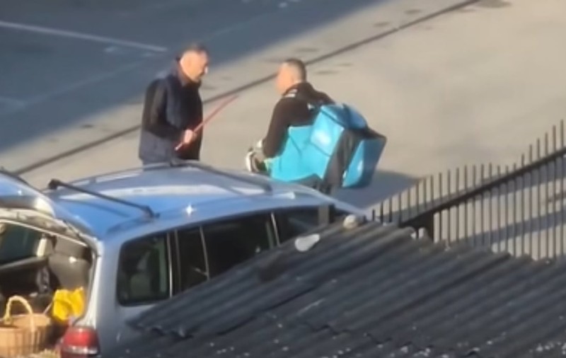 Un curier a fost bătut cu o rangă și aproape călcat cu mașina de un șofer nervos, într-un cartier din Cluj | VIDEO
