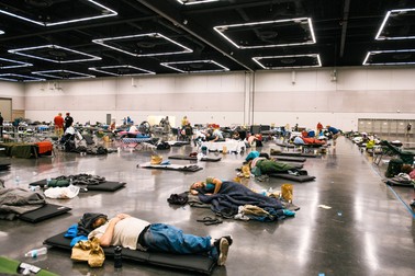 Oamenii din Oregon, Portland, se adăpostesc într-un centru de convenții din oraș, pentru a se proteja de căldura de afară | FOTO: Profimedia