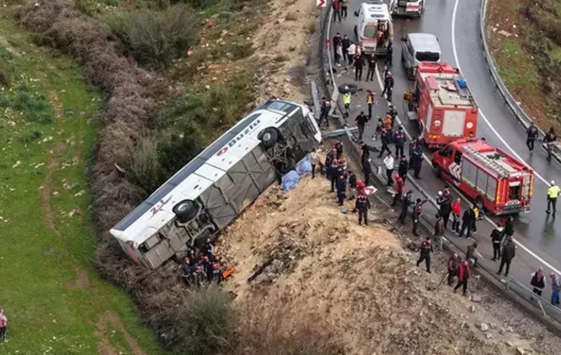 16 morți în doar câteva ore, după două accidente sângeroase de pe o autostradă și o râpă din Turcia