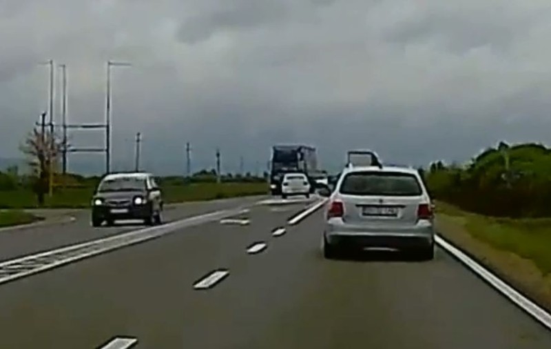 Accident șocant: un bărbat de 41 de ani a murit după ce a intrat cu mașina sub un TIR. Momentul impactului, surprins de o cameră - VIDEO