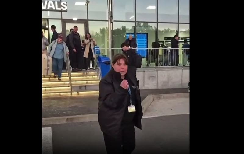 Momentul în care o femeie din Iași, agent de pază la aeroport, alungă șoferii veniți din Republica Moldova pentru a racola clienți