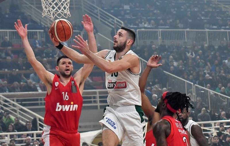 Scandal uriaș în baschetul din Grecia: jucătorii lui Olympiacos au refuzat să revină pe teren în derby-ul cu Panathinaikos. Chiloți de damă, agățați pe banca de rezerve | VIDEO