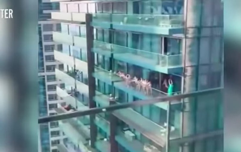 Poliția din Dubai a arestat 15 femei, după ce au pozat goale la balconul unui zgârie-nori