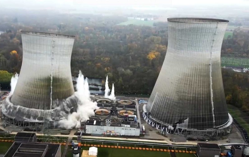 Momentul în care au fost demolate două turnuri ale unei centrale nucleare în Germania: 56.000 de tone de beton s-au prăbușit în câteva secunde