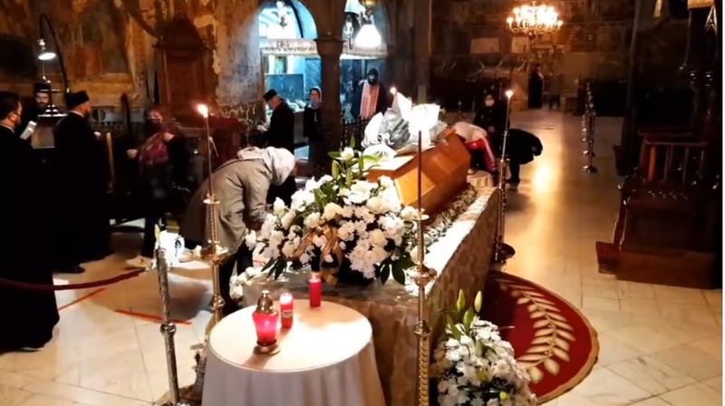 Mai mulți credincioși au sărutat sicriul fostului ierarh în timpul funeraliilor