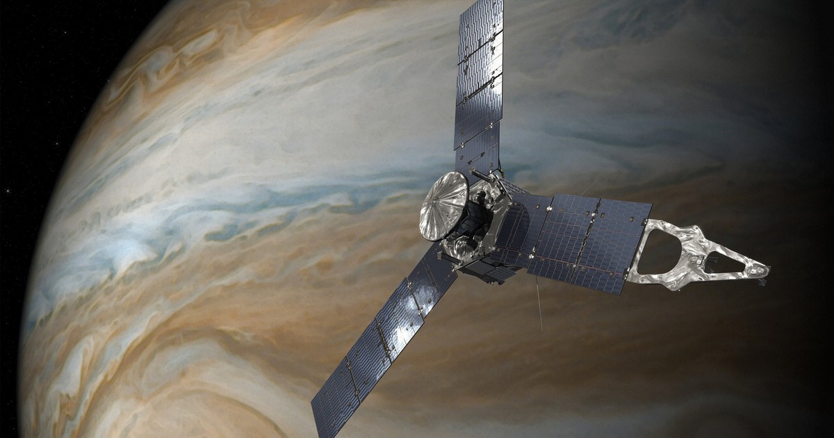 Ilustrație NASA care prezintă sonda Juno pe orbita lui Jupiter.