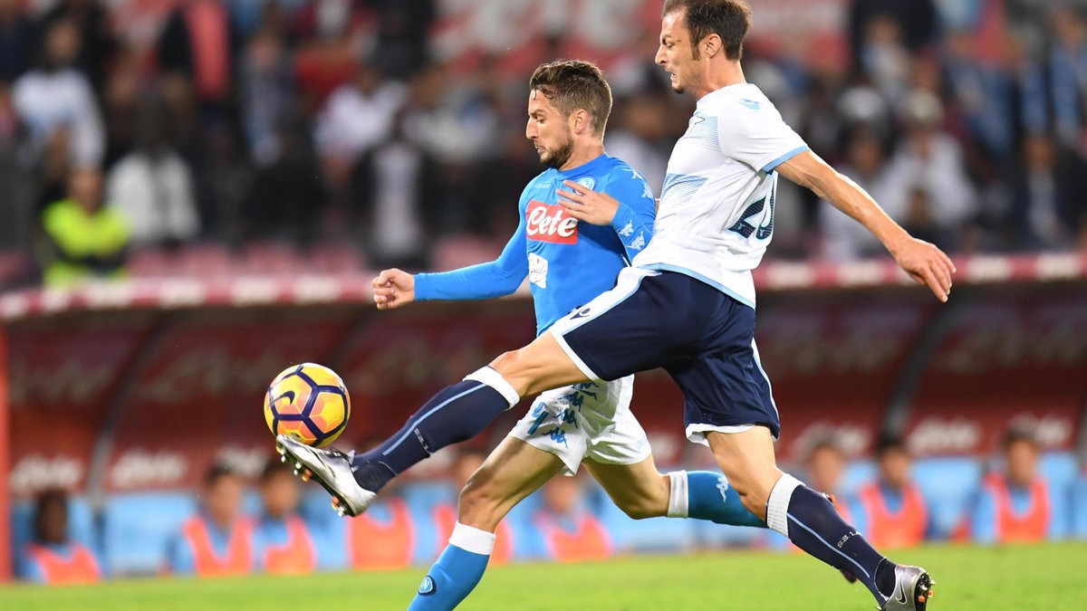 Ștefan Radu (în alb), fundașul lui Lazio, în duel cu Dries Mertens, atacantul lui Napoli. (FOTO: EPA)