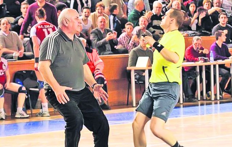 Gheorghe Tadici, antrenorul lui HC Zalău, a fost la un pas să bată arbitrii, iar ieri i-a desfiinţat pe stewarzii care l-au îmbrâncit