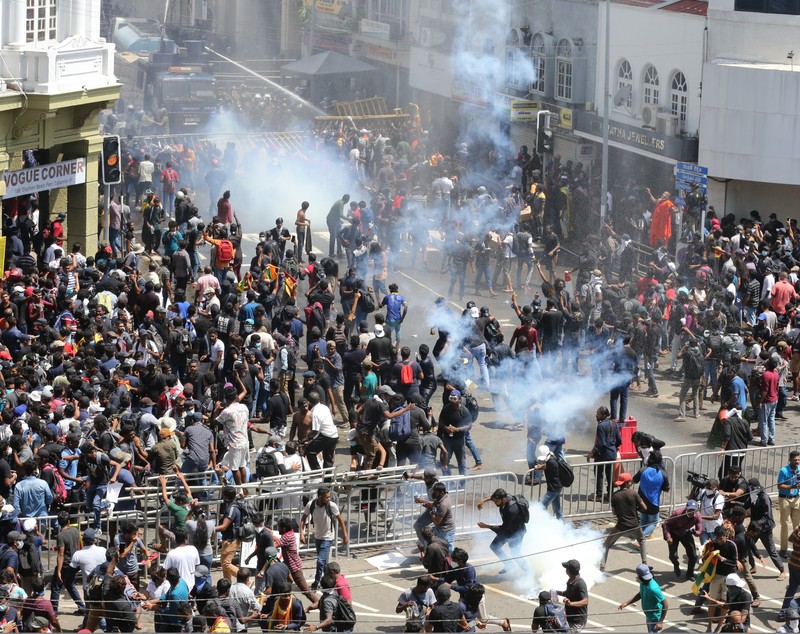 Președintele din Sri Lanka și-a anunțat demisia după protestele violente. Mii de oameni au luat cu asalt reședința sa