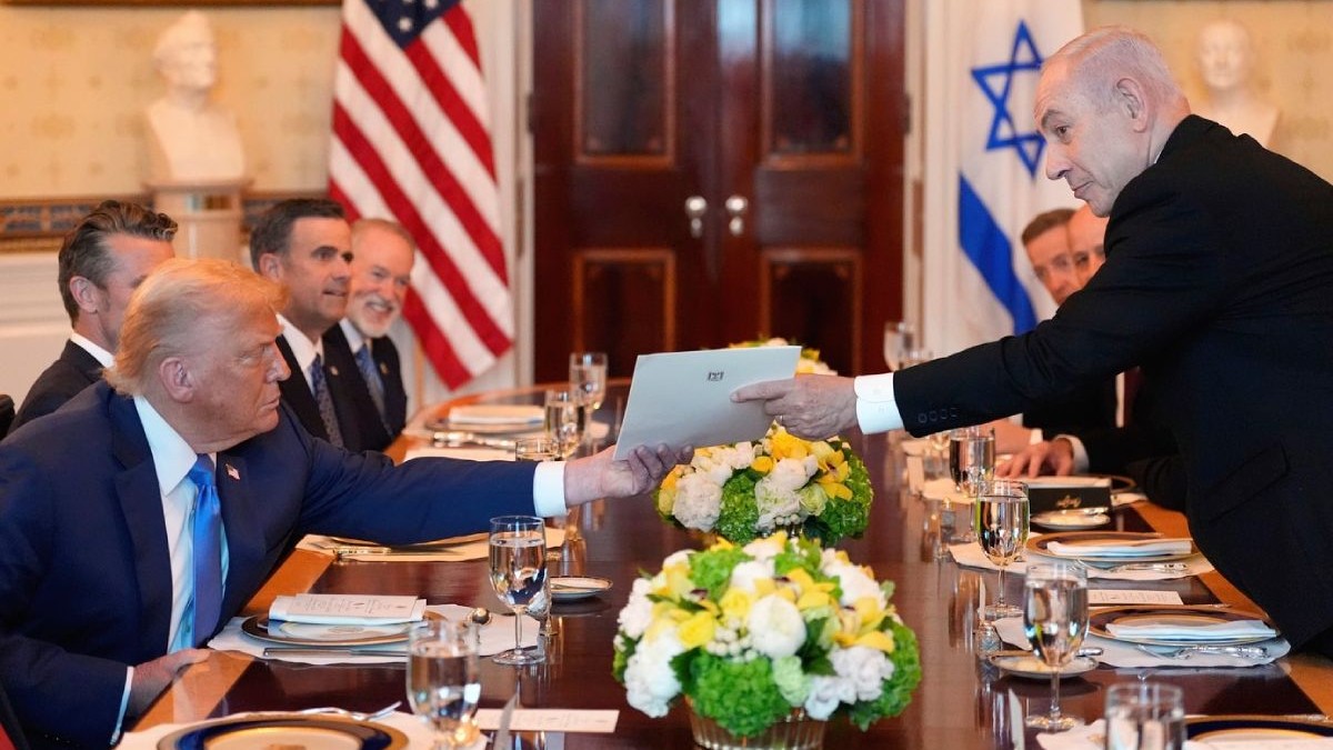 Prim-ministrul israelian Benjamin Netanyahu, în dreapta, îi înmânează președintelui Donald Trump o scrisoare cu nominalizarea la premiul Nobel pentru pace, in timpul unei întâlniri în Camera Albastră a Casei Albe, luni, 7 iulie 2025, la Washington.