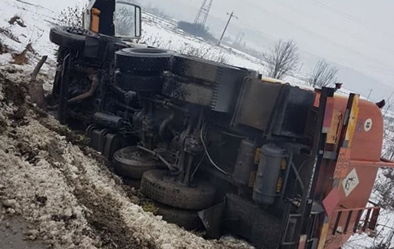 O cisternă încărcată cu motorină s-a răsturnat în județul Cluj. Traficul este blocat pe DN1