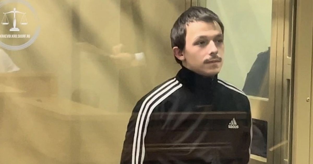 Un român cu mustață, îmbrăcat într-un trening negru Adidas, care a fost condambat la 15 ani de închisoare în Rusia, după ce a fost găsit vinovat de spionaj