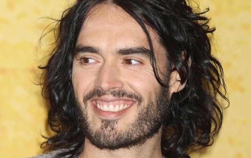 Russell Brand a scăpat de droguri şi băutură prin meditaţie