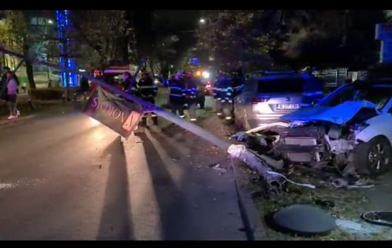 Accident în București provocat de un tânăr. Două persoane, rănite și mai multe mașini, avariate