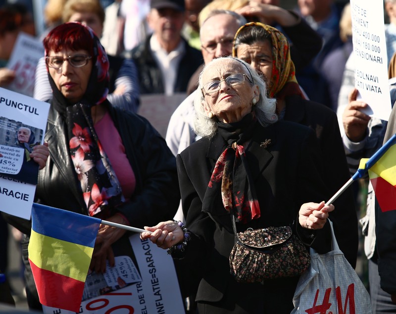 Pensionarii protestează în fața Guvernului, din cauza legii pensiilor