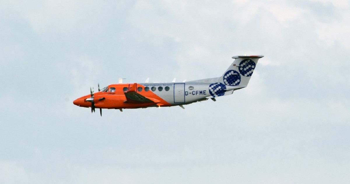 02 iulie 2020, Brandenburg, Schönefeld: O aeronavă de mici dimensiuni Beechcraft King Air 350 cu inscripția "Flight Calibration Service" (FCS) aterizează pe aeroport.