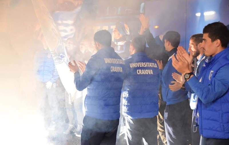 Fotbaliștii Craiovei au fost așteptați de fani cu torțe la revenirea din Malta / GALERIE FOTO&VIDEO