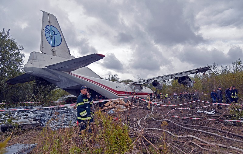Avion prăbușit la aterizare, în Ucraina. Cel puțin patru oameni au murit