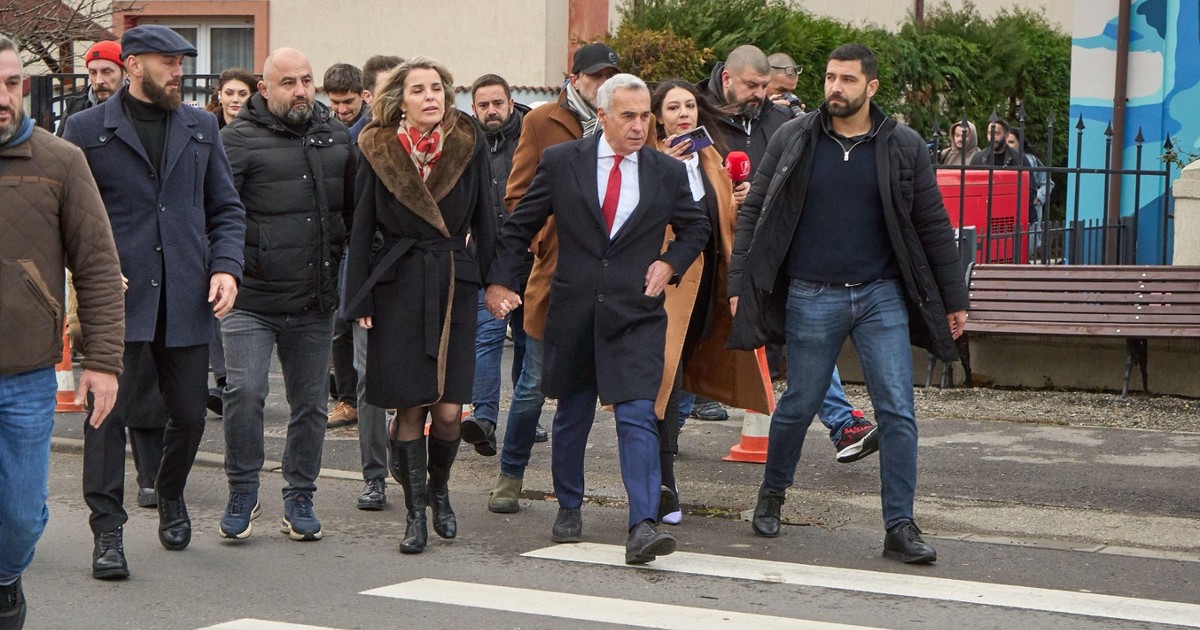 Călin și Cristela Georgescu au fost surprinși după ce au votat la parlamentare. Foto Profimedia