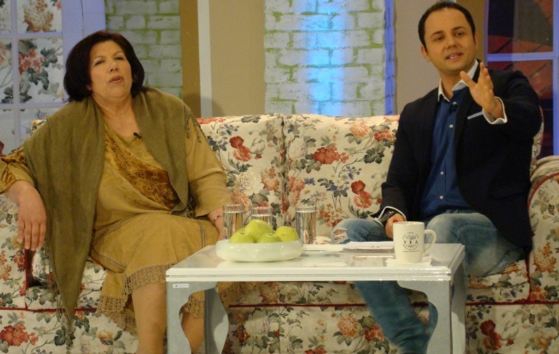 Măruţă merge de 1 Mai la mare, cu asistenta lui