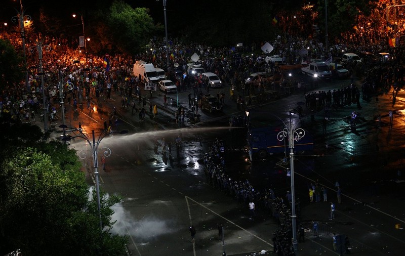 O protestatară care a fost vineri la Parchetul Militar a fost luată cu ambulanța. I s-a făcut rău la ieșire
