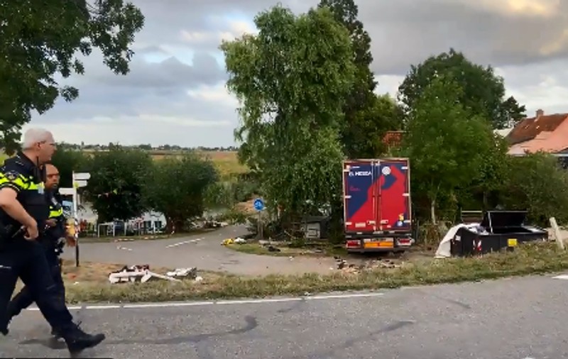 Șase morți și șapte răniți, după ce un camion a intrat într-un grup care petrecea la un grătar, lângă Rotterdam