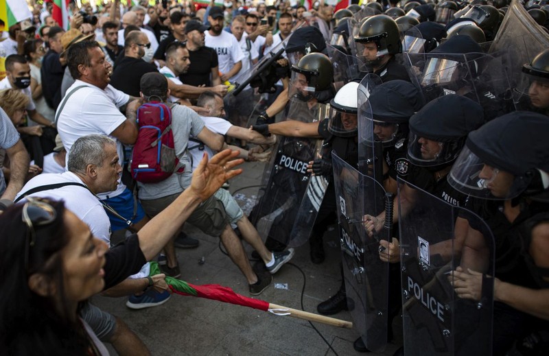 Protest violent la Sofia. Manifestanții cer demisia guvernului Borisov FOTO: EPA