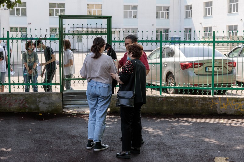 Unul câte unul, elevii ies din școală | Foto: Vlad Chirea