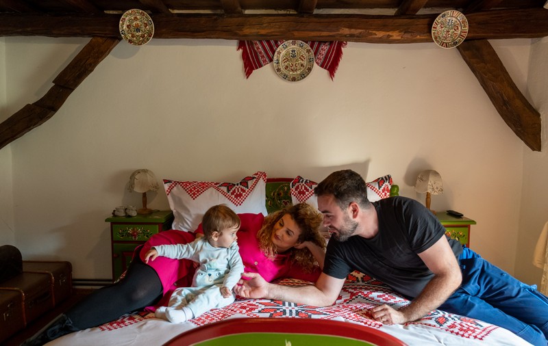 REPORTAJ. Zian de Șapartoc. Într-un sat din Transilvania s-a născut primul copil după 47 de ani. Părinții lui au lăsat orașul pentru „un trai la țară”