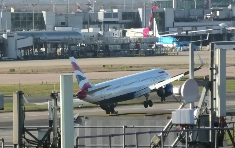 Un avion, cât pe ce să fie răsturnat de vânt, în timpul aterizării, la Londra. Momentul tensionat a fost filmat | VIDEO