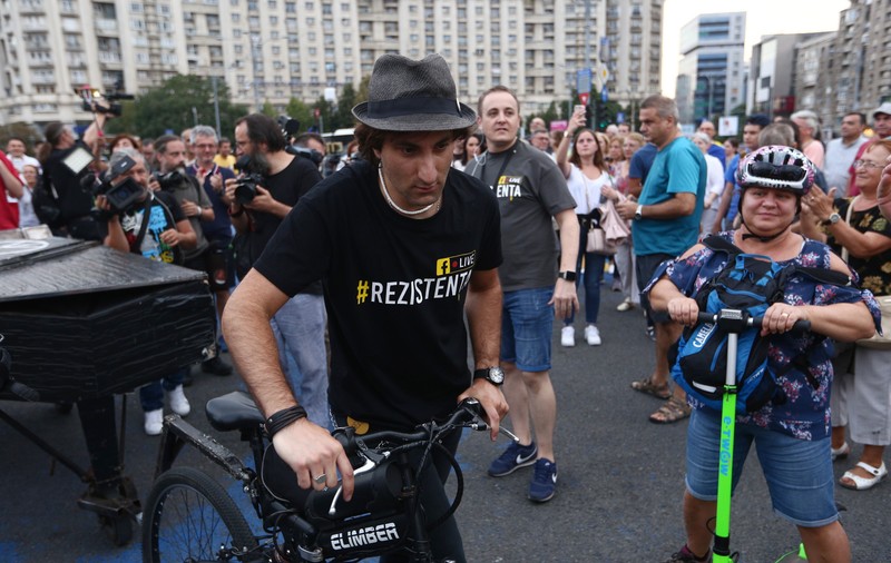 VIDEO/ Protest intitulat „Gust de libertate”, în Piața Victoriei. Moment emoționant oferit de pianistul Davide Martello / GALERIE FOTO