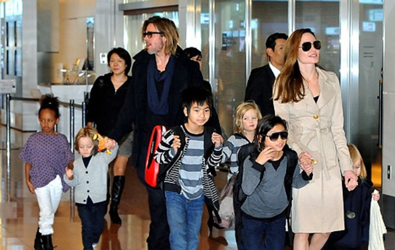Angelina Jolie şi Brad Pitt au găsit cea mai bună metodă pentru a-şi distra cei şase copii! Vezi ce fac atunci când sunt acasă!