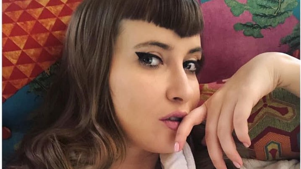 Iulia Albu, atac dur la adresa Andreeei Bălan. "Ce noroc să te trezești după operație machiată și în lenjerie sexy, nu că tot muritorul în cămașă de noapte și cu fața umflată"